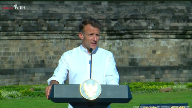 Kunjungan Bersejarah: Presiden Emmanuel Macron Kagumi Candi Borobudur