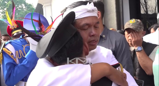 Viral Tangis Haru Dedi Mulyadi Saat Peluk Siswa Yatim Piatu dari Barak Militer
