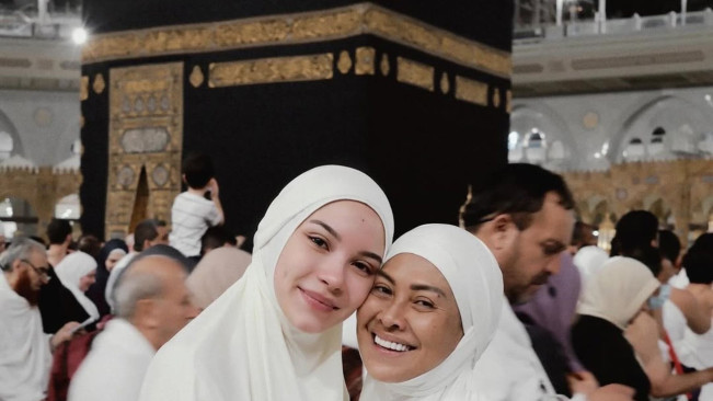 Beragama Islam, Ini Momen Risa Dewi Saat Umrah Bareng Putrinya Alyssa Daguise