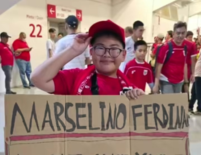 Viral! Seorang Bocah Dapat Jersey dari Marselino Ferdinan Tapi Dirampas Penonton Lain