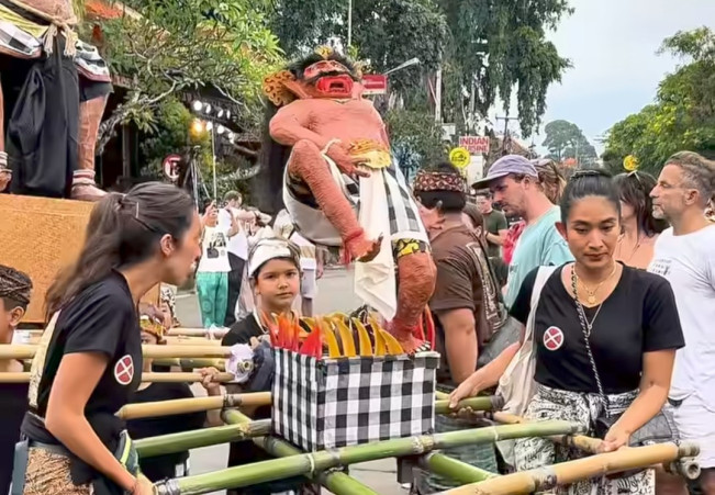 Momen Happy Salma Rayakan Nyepi, Ikut Arak Ogoh-ogoh di Bali
