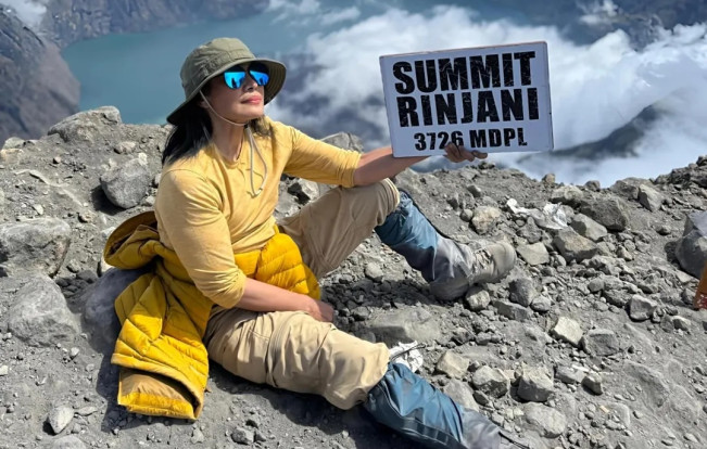 Profil Atiek CB, Berhasil Taklukkan Puncak Gunung Rinjani di Usia 62 Tahun