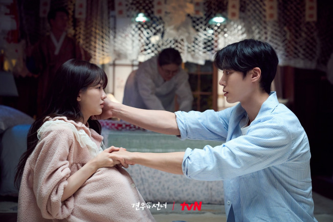 Park Seong A dan Bae Gyeon U Jadian, Rating Head Over Heels Meroket