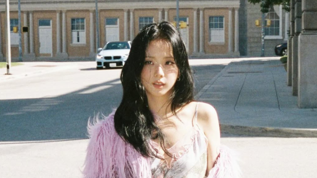 Menjelang Comeback, Jisoo Tampil Elegan dan Percaya Diri di Tengah Kota