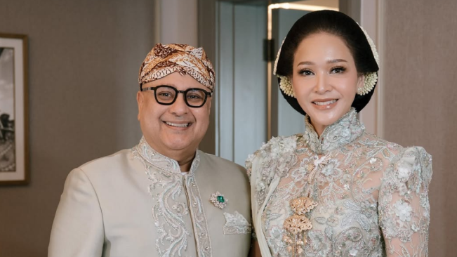 Saweran Mewah, Maia Estianty Bagikan Emas dan Dolar ke Tamu Undangan