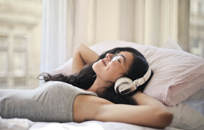 Lirik Santai, Lagu NonaRia Cocok untuk Sambut Akhir Pekan